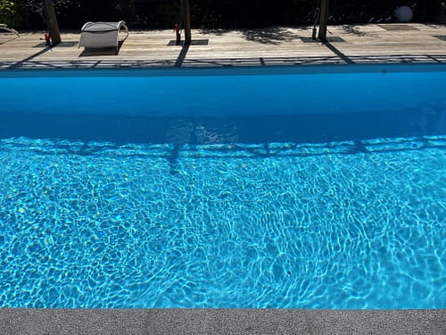 gros plan sur piscine