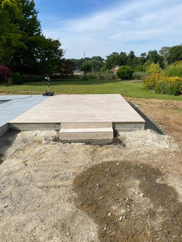 terrassement autour d'une piscine