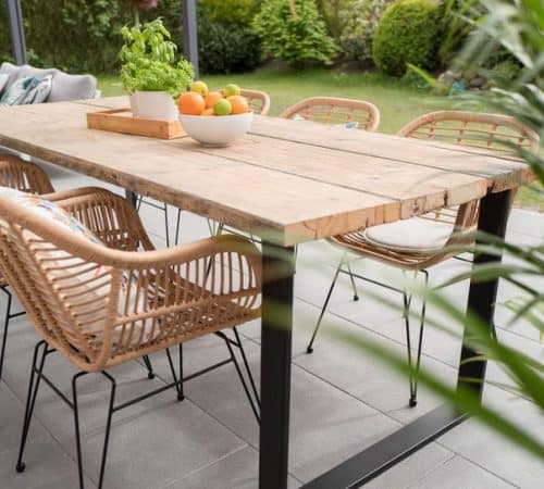 meubles extérieurs sur terrasse en pierre